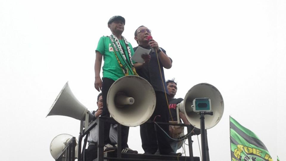 Indosport - Andi Peci mendampingi Tony Apriliani yang mendatangi para Bonek di Stadion Tugu.